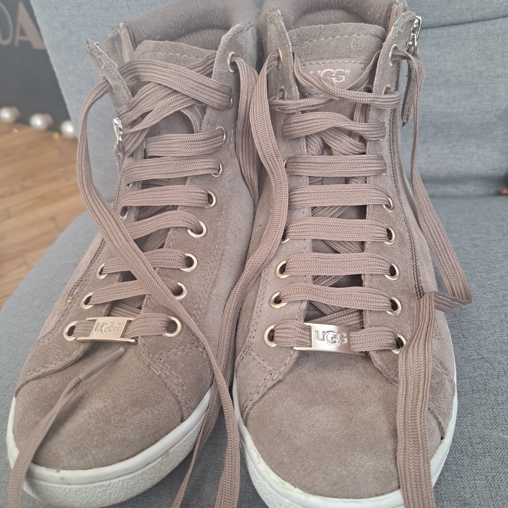 UGG Olive High Top Suede SNEAKER In Fawn Sz 9